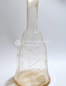 sklenená ružová karafa