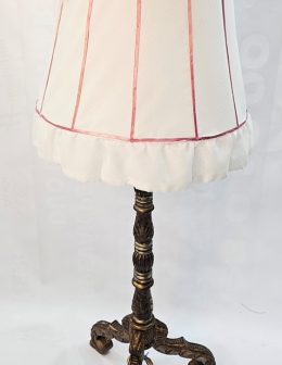 drevená stojaca lampa