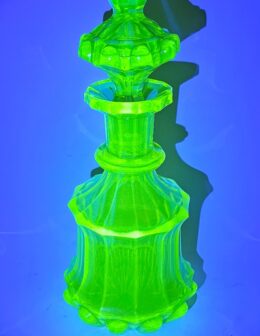 Biedermeier karafa z uránového skla
