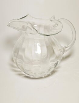 Elegantný sklenený džbán