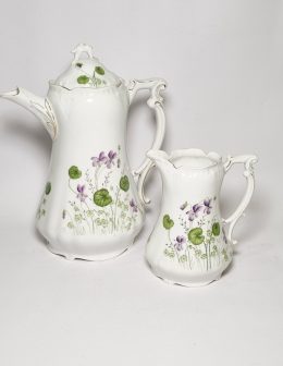 secesný porcelánový džbán a mliečnik s fialkami