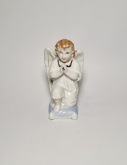 porcelánový kľačiaci anjelik